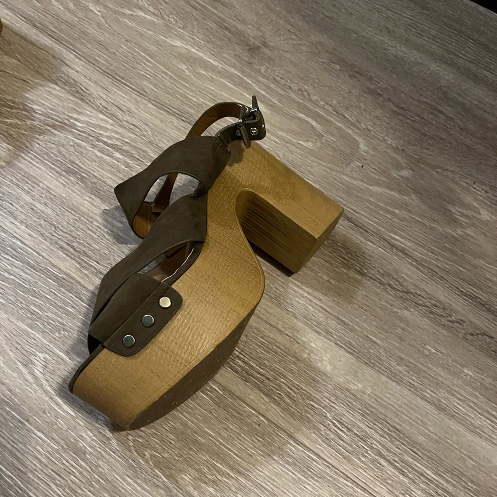 Lulu’s Wedged Heels - Picture 4 of 6